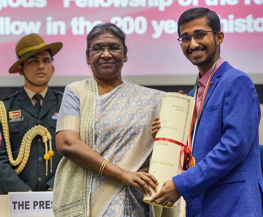 Receiving Award from President Murmu